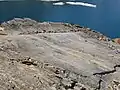 Stries glaciaires sur un dos de baleine au lac Blanc en France.