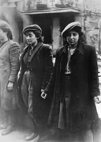 Femmes du ghetto présentées par les Allemands comme des combattantes du HeHalutz (« Pionniers », une organisation de jeunesse sioniste fondée en 1905).