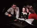 L'instructeur Ralph Angar dispense un cours de propulsion aéronautique à deux étudiantes de la Washington High School à Los Angeles, préparant leur participation à l'effort de guerre (en novembre 1941).