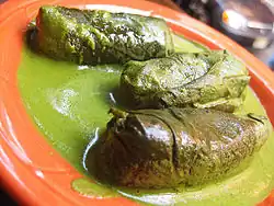 Feuilles de vigne farcies avec de la sauce yogourt-menthe.