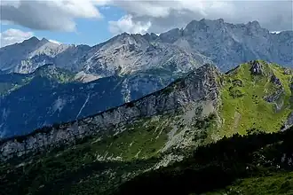 Stuibenwand, Stuibenspitze et Stuibenkopf. En arrière-plan Wettersteinkopf, Frauenalpl et Dreitorspitze (de gauche à droite).