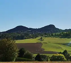 Le suc de Piou (gauche), et le suc de Saussac (droite).