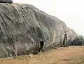 Entrées de la grotte de Sudama, et plus loin, de la grotte de Lomas Rishi, colline de Barabar.