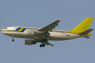 ST-ATN, l'Airbus A310 impliqué, ici en approche de l'aéroport international de Dubaï en avril 2008, deux mois avant l'accident.
