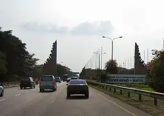Un candi bentar de style balinais marque l'entrée de l'aéroport international Soekarno-Hatta de Jakarta .