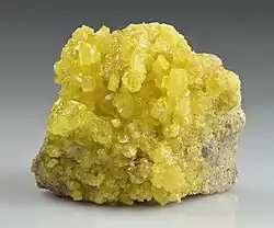 Cristal de soufre sur une matrice 4,8&nbsp;×&nbsp;3,5&nbsp;×&nbsp;3&nbsp;cm. Mine d'El Desierto (province de Daniel Campos, Bolivie).