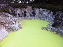 Étang jauni par le soufre
