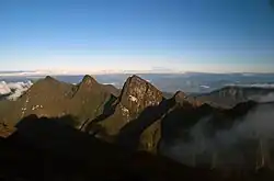 Les trois pics, vus du sommet du Marojejy.