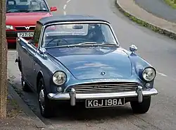 La Sunbeam Alpine Série II Sport, conduite par Bond pour se rendre chez Mlle Taro, prise en chasse par les Three Blind Mice.