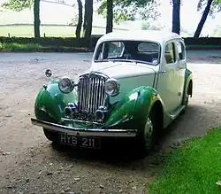 Berline de sport Dix, quatre portes et quatre vitres latérales de 1946 "une Hillman Minx dans un costume de fête"