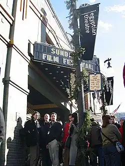 Photo du Festival du film de Sundance avec un cinéma et au-dessus l'inscription du festival