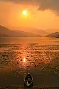 Même lac, même soleil, même barque, même moment.