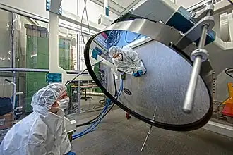 Test de miroir ultrafin au European Southern Observatory.