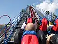 Le lift et le plus haut looping vertical du monde (44&nbsp;m).