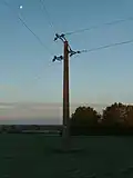 Poteau béton Garczynski Traploir soutenant une ligne HTA.