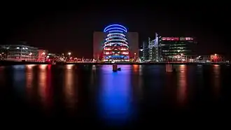 Avec les couleurs de la France à la suite des attentats du 13 novembre 2015 en Île-de-France.
