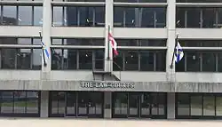 Photographie de la façade d'un bâtiment portant l'inscription « THE LAW COURTS » au-dessus de la porte d'entrée