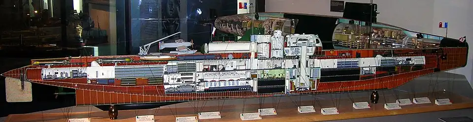 Modèle du sous-marin Le Surcouf, lancé à Cherbourg en 1929, échelle 1/50, 1954 (Inv. 31 MG 16).