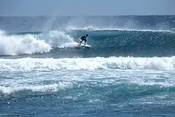 Surfeur sur la vague du spot de "La Tortue" à Saint-Leu, La Réunion