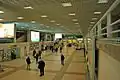 À l'intérieur du terminal de l'aéroport.