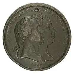 Médaille argentée présentant le profil droit de deux hommes, côté à côté et l'inscription Centennial Yorktown.
