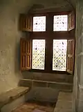 Fenêtre à meneau et traverse avec coussièges.