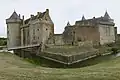 La brèche ouverte par Du Guesclin en 1373 est toujours visible sur la face sud.