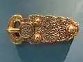 Boucle de ceinture anglo-saxonne en or du trésor de Sutton Hoo, à entrelacs (début VIIe&nbsp;siècle).
