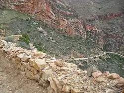 Mur bahut de la route en lacets du col du Swartberg (Afrique du Sud).