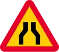 La route se rétrécit des deux côtés