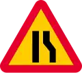 La route se rétrécit sur la droite