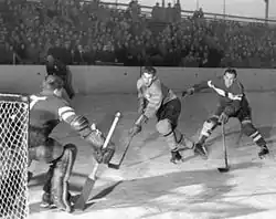 Photographie en noir et blanc d'une action de jeu de hockey sur glace.