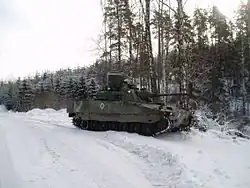 Un Lvkv 90 antiaérien est reconnaissable par son radôme cylindrique.