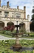 Fontaine d'eau dans les jardins à la française sur le côté est de Government House.