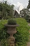 Jardins à la française sur le côté est de la maison, avec vue sur l'opéra de Sydney.