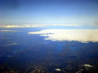 Vue aérienne du nord-ouest du Vatnajökull : le Bárðarbunga se trouve sous les glaces au centre de l'image, derrière la masse sombre dépassant du glacier, l'Hamarinn.