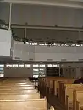 L'intérieur de la synagogue ; la tribune des femmes.