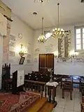 Vue du côté droit avec une partie des plaques commémoratives.