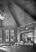 Intérieur de la synagogue: vue sur l'Arche Sainte et la bimah.