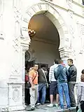 Gros plan sur l'entrée et une partie du vestibule.