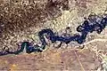 Exemple d'évolution d'une rivière avec méandrages anciens, coupure de méandre et ancienne plaine d'inondation.