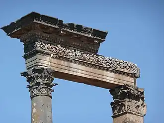 Colonnes corinthiennes, entablement.