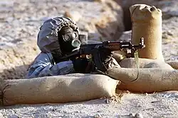 Un soldat de l'armée syrienne du Joint Force Command-North en tenue de protection NBC durant l'opération Bouclier du désert (1990, janvier 1991).