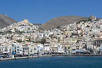 Áno Sýros (colline de gauche) et Ermoúpoli.