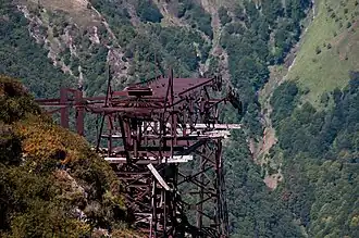 Cet équipement acheminait le minerai extrait des mines de Bulard à l'usine de traitement située dans la vallée.