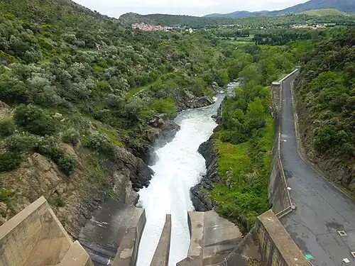 La Têt jaillit de la base du barrage de Vinça.