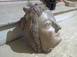 Tête de la Vierge recevresse, statue du XIVe&nbsp;siècle mutilée lors de la révolution française et remplacée en 1802 par la statue visible actuellement dans la Recevresse.