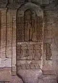 Le tîrthankara jaina Adinatha tourné vers l'Ouest. Auvent. Sanctuaire excavé, grotte 4. Badami.
