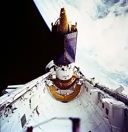 Déploiement de TDRS-E hors de la navette spatiale
