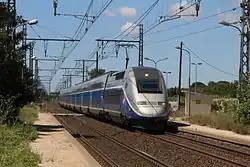 Un TGV Duplex franchit la gare.